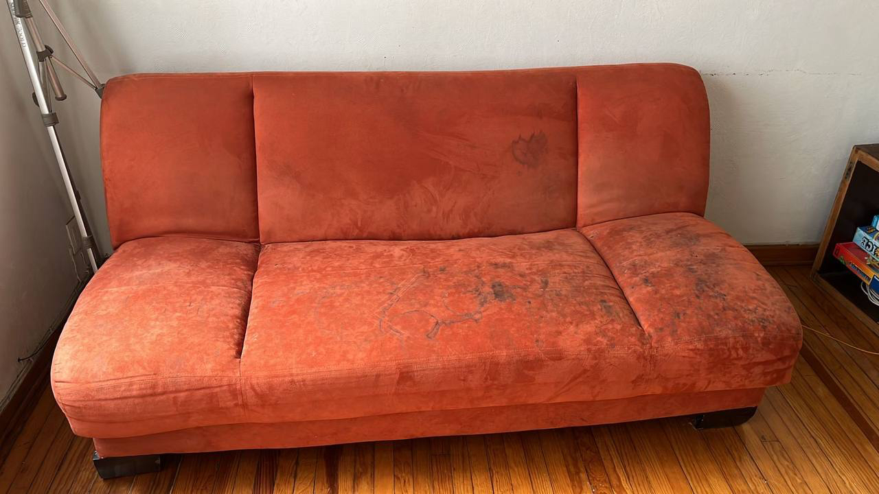 sofa sucio